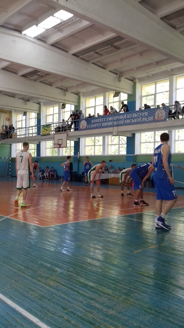Як зіграли першу гру півфіналу чемпіонату України з баскетболу "Вінницькі зубри"