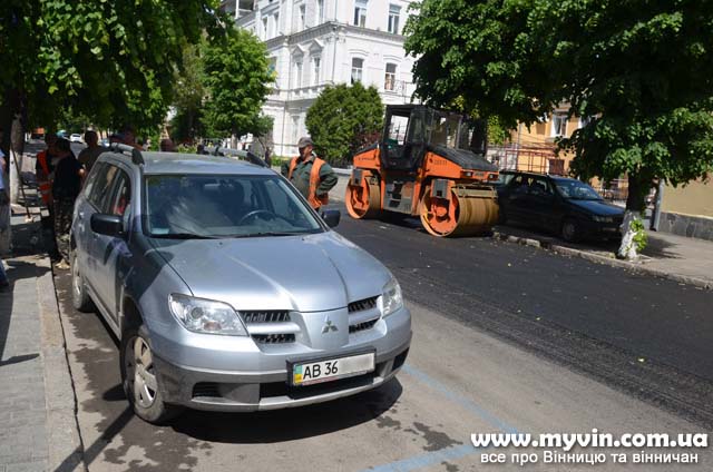 Розлючені дорожники вже дві години не можуть доасфальтувати вулицю Артинова через припарковане авто