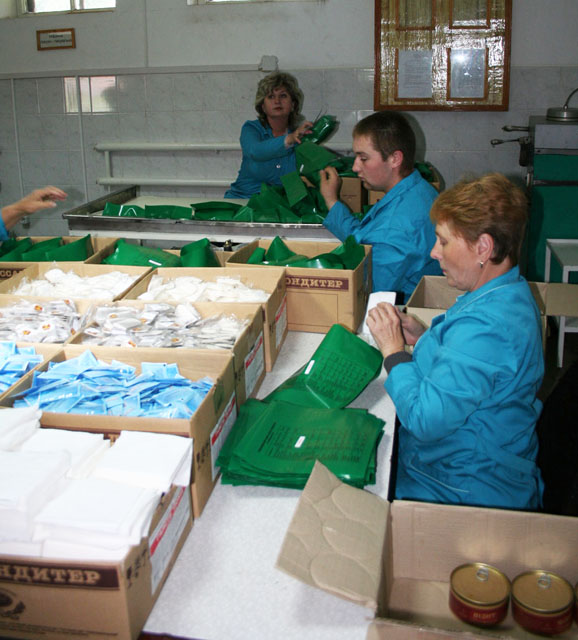 На Вінниччині виробництво оновлених сухпайків для солдат на Сході перевели у цілодобовий режим. Щодня відвантажують понад 2,5 тисячі наборів