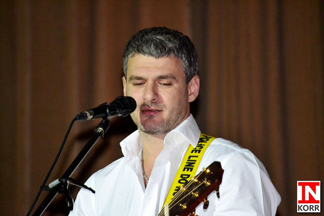 Учасник проекту "Голос країни" Арсен Мірзоян під час виступу у Вінниці порвав струни