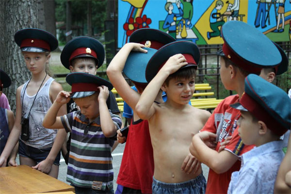 "Беркутівці" влаштували "бойові дії" в дитячому таборі