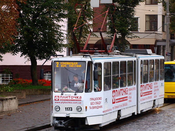 Трамвай, який Вінниця подарувала Львову, заклеїли рекламою. Прикро