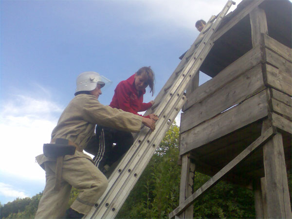 На Вінниччині дві дівчинки залізли на 8-метрову вежу, а злізти не змогли