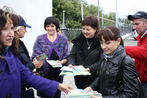 На пункті пропуску «Могилів-Подільський-Отач» роздавали інформаційні буклети з правилами перетину молдовсько-українського кордону