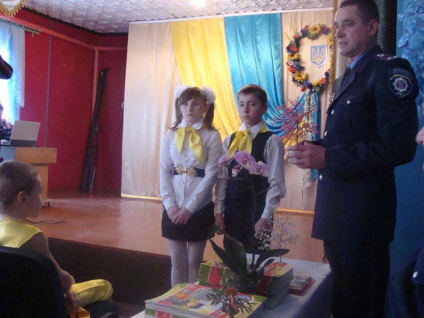 Начальник управління ДАІ Вінниччини Павло Солоненко завітав з подарунками до Прибузької школи-інтернату