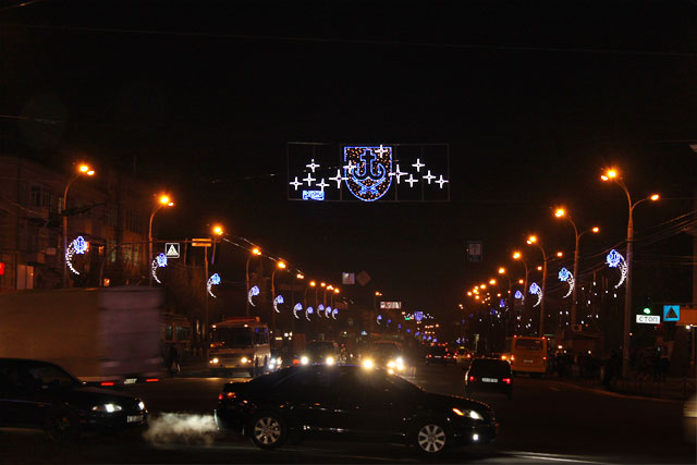 До новорічних свят на проспекті Коцюбинського засяяли герби міста, а з дерев звисають величезні світлові бурульки