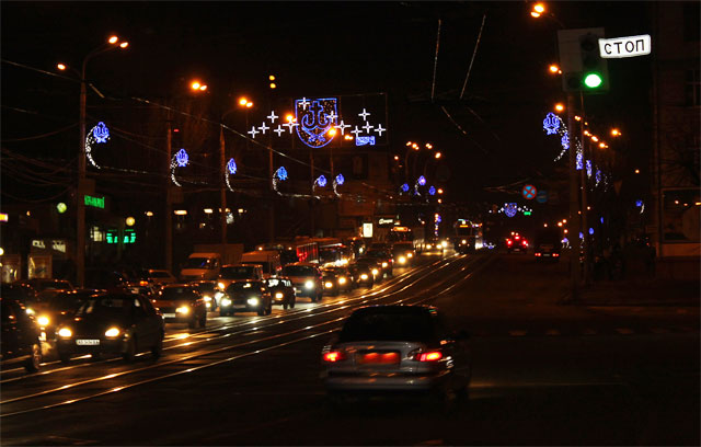 До новорічних свят на проспекті Коцюбинського засяяли герби міста, а з дерев звисають величезні світлові бурульки