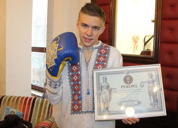 16-річний вінницький художник Анатолій Гайструк виготовив найбільшу боксерську рукавичку прикрашену ручною вишивкою