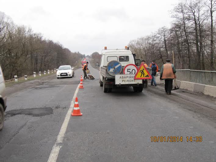 Дорожники продовжують виконувати роботи з ліквідації ямковості на дорогах Вінниччини