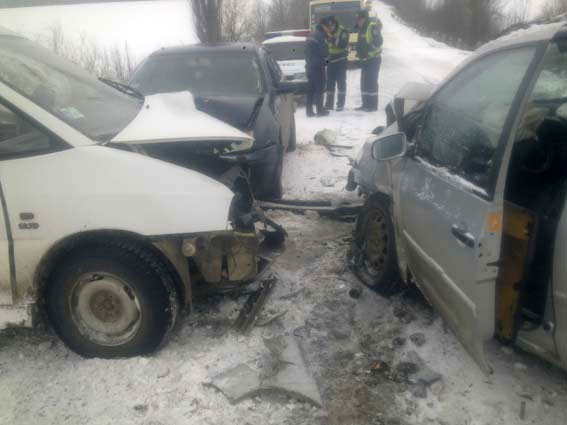 На Вінниччині зіштовхнулись три автівки, двоє людей госпіталізовано