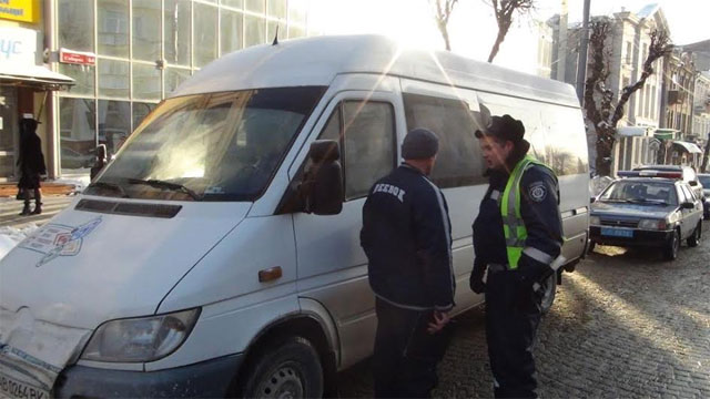 У Вінниці на Соборній ДАІшники зупинили нетверезого водія, який керував переповненим маршрутним таксі