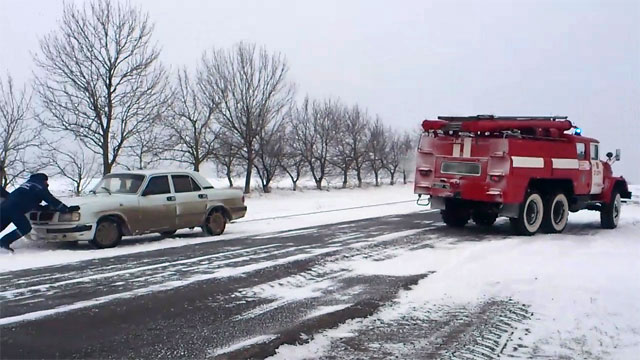 Рятувальники Вінниччини за добу витягнули тринадцять одиниць техніки з снігових заметів