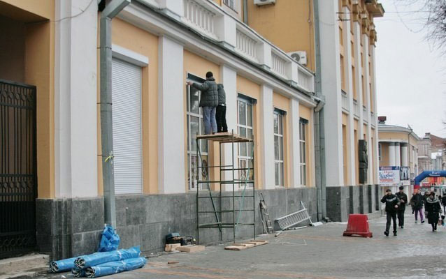 На вікна Вінницької ОДА встановлюють захисні ролети