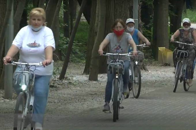 Як підопічних вінницького терцентру соціального обслуговування навчають їздити на велосипедах