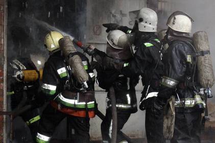 Вінницькі вогнеборці врятували чоловіка із охопленого вогнем підвалу багатоповерхівки