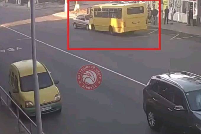 На вулиці Ватутіна водій Daewoo здійснив лобове зіткнення з маршруткою 