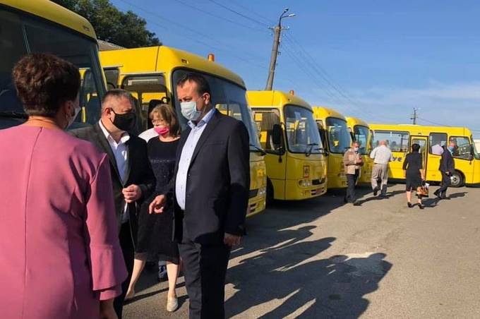 Освітні заклади Вінниччини отримали 25 нових шкільних автобусів