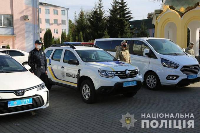Вінницьким поліцейським передали нові службові автомобілі