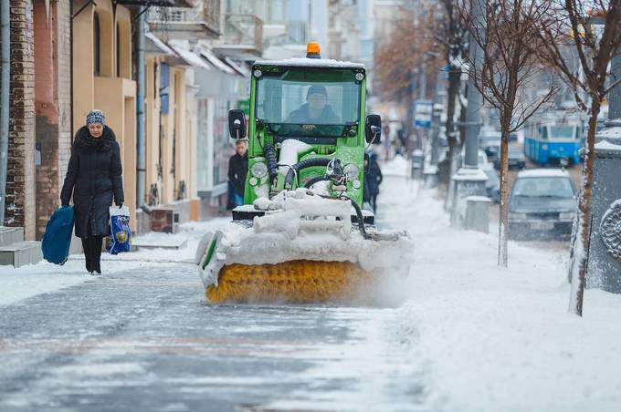 Комунальні служби рятують вінницькі дороги від снігопаду 