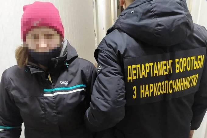 У Вінниці затримали 27-річну дівчину, яку підозрюють у збуті метадону 

