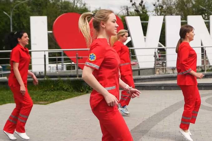 У Вінниці медики влаштували танцювальний флешмоб на підтримку постраждалих від COVID-19 

