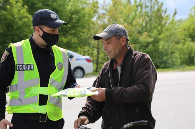 Поліцейські на Вінниччині роздавали велосипедистам світлоповертальні жилети 

