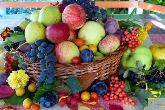 Сливи, яблука та виноград: скільки коштуватиме кошик на Спаса? 

