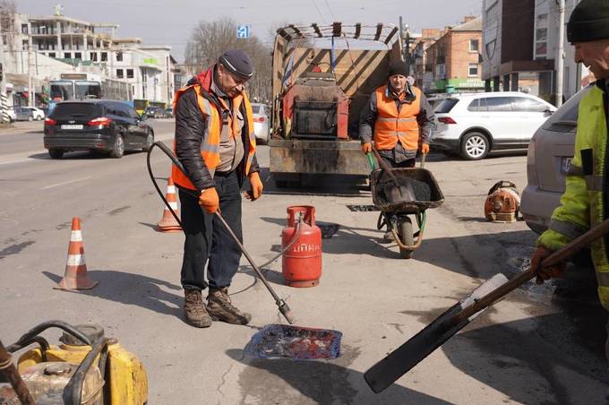 У Вінниці триває поточний ремонт доріг з використанням рециклерів