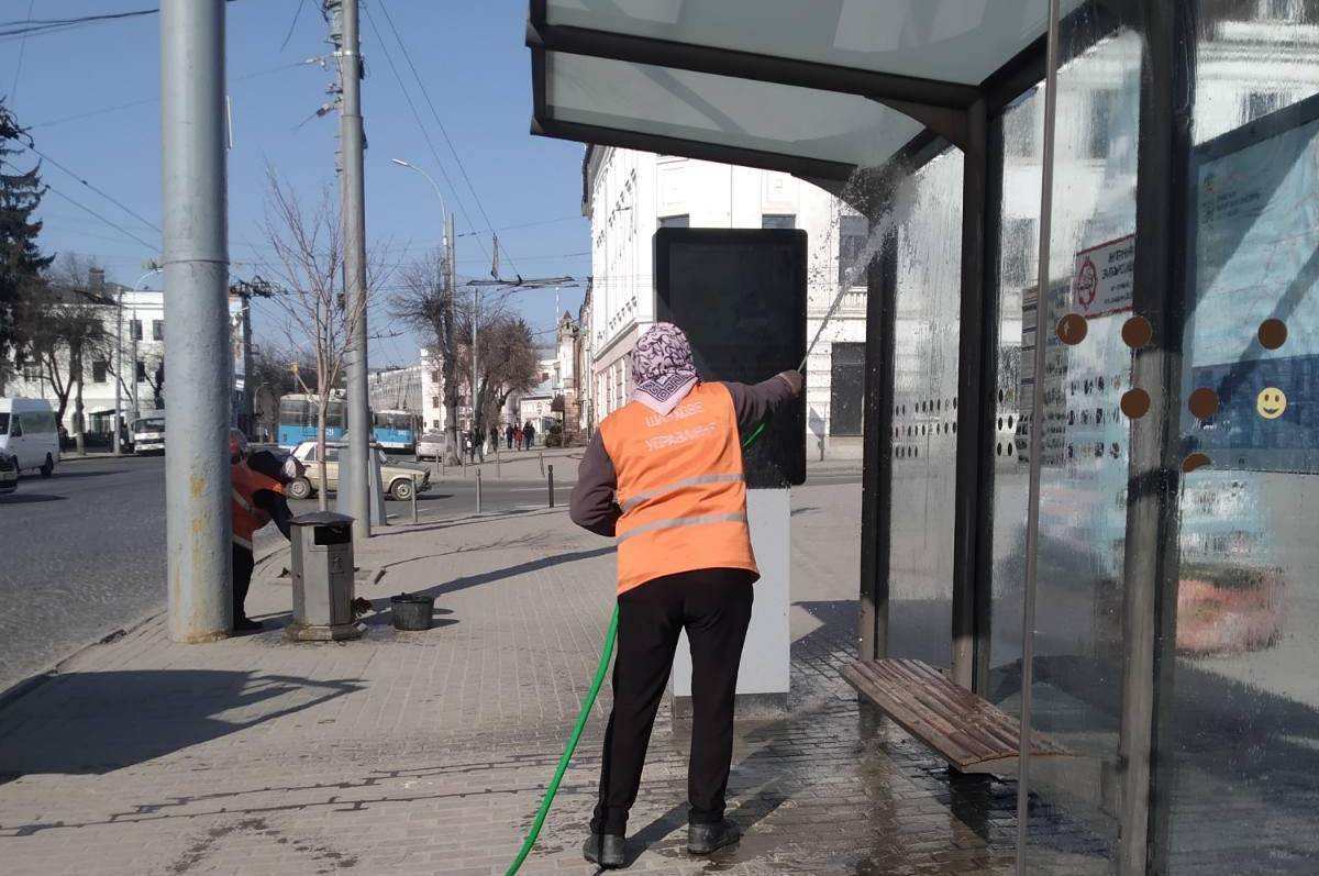 У Вінниці дорожні служби миють павільйони для очікування громадського транспорту