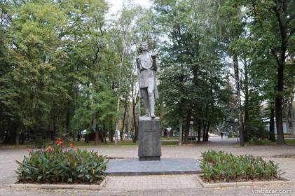 Вінничанам гірко від Горького: демонтаж пам'ятника викликав у рашистів істерику Вінничанам гірко від Горького: демонтаж пам'ятника викликав у рашистів істерику