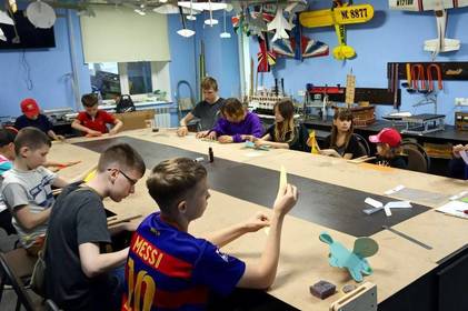 У VinSmart Центрі діти вчилися виготовляти дерев’яні літачки