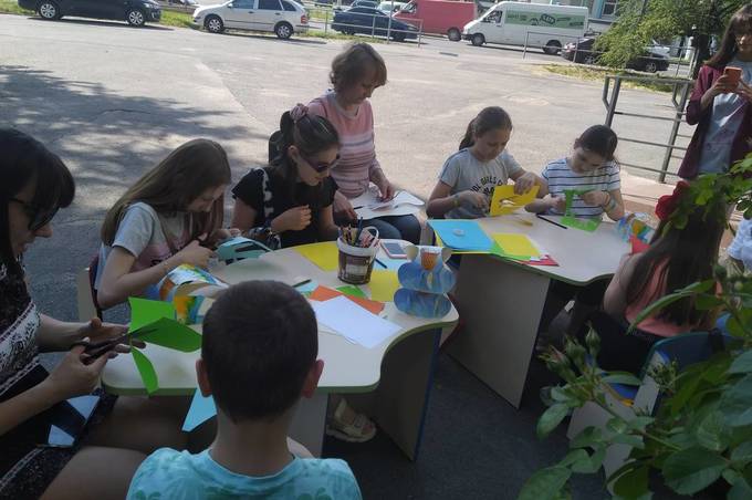 Щонеділі  при бібліотеці номер 11 у Вінниці працює гурток «Веселковий дивосвіт»