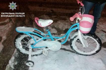 Правоохоронці з'ясовують, що робив опівночі дорослий чоловік з дитячим велосипедом на вулиці Матроса Кішки