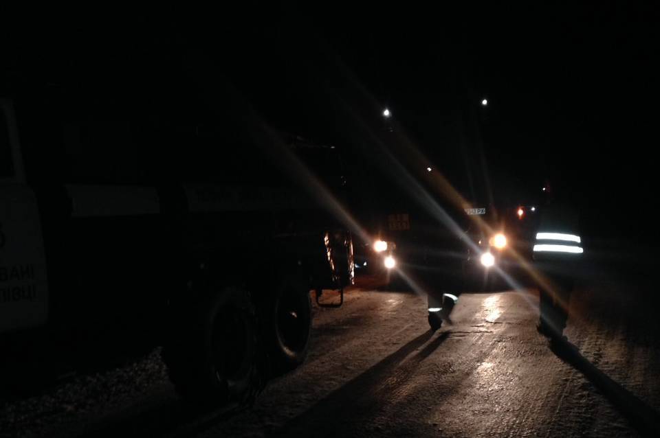 На Вінниччині рятувальники допомогли відбуксирувати вантажівку, яка перекрила дорогу
