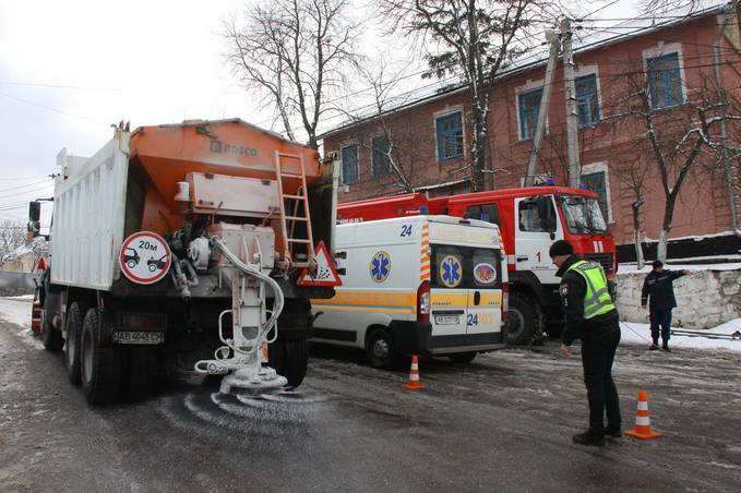 У Вінниці рятувальники, поліція та медики провели спільні навчання щодо ліквідації наслідків ДТП взимку