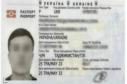 Під час перетину кордону на Закарпатті затримали українця, який має трьох дружин, підроблені документи і взагалі він таджик