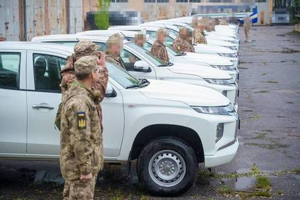 Військові отримали 12 новеньких автівок від Вінницької громади