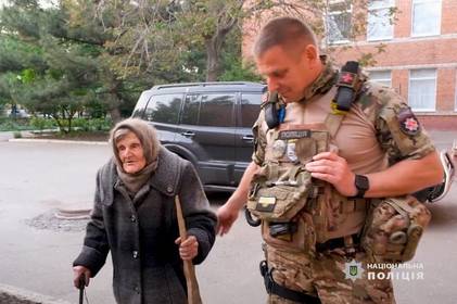 Монобанк придбає будинок для 98-річної жінки, яка пішки вийшла з окупації