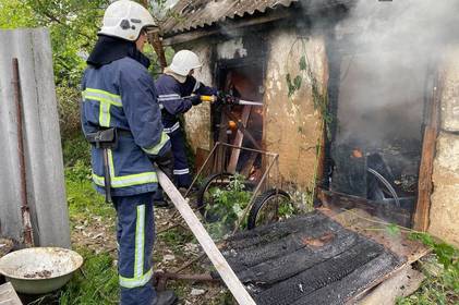 У Ладижині підпалили господарчу будівлю: що відомо про постраждалих 