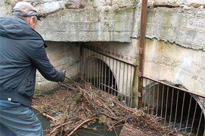 Комунальники Вінниці продовжують очищати водойми міста