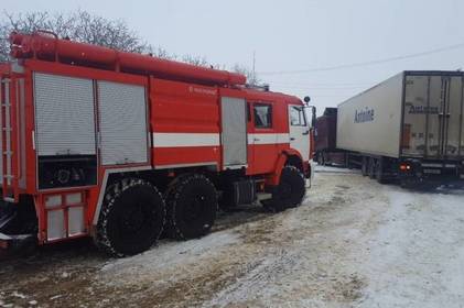 У Вінниці рятувальники відбуксирували дві вантажівки, які заблокували рух