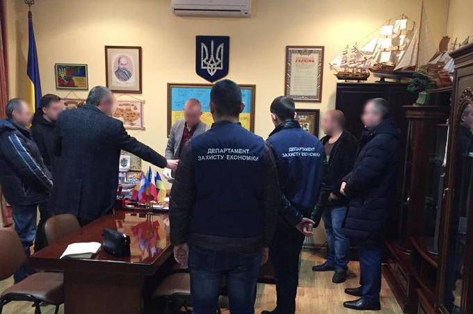 На хабарі в 7,5 тис. доларів затримали чиновника Могилів-Подільської міськради
