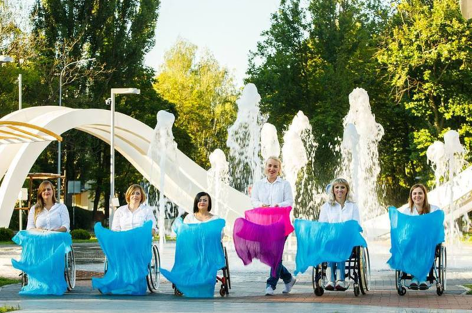 Дівчата на візках станцювали на вінницькому фонтані під пісню Вакарчука