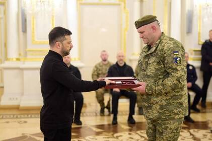 Президент вручив високу державну нагороду солдату Денису Лисенку з Вінниччини Президент вручив високу державну нагороду солдату Денису Лисенку з Вінниччини