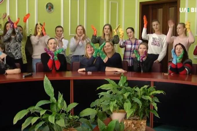 Студенти вінницького педуніверситету влаштували акцію на підтримку «сонячних дітей»