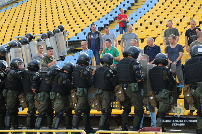 У Вінниці поліція провела навчання з «приборкання» футбольних фанатів-правопорушників