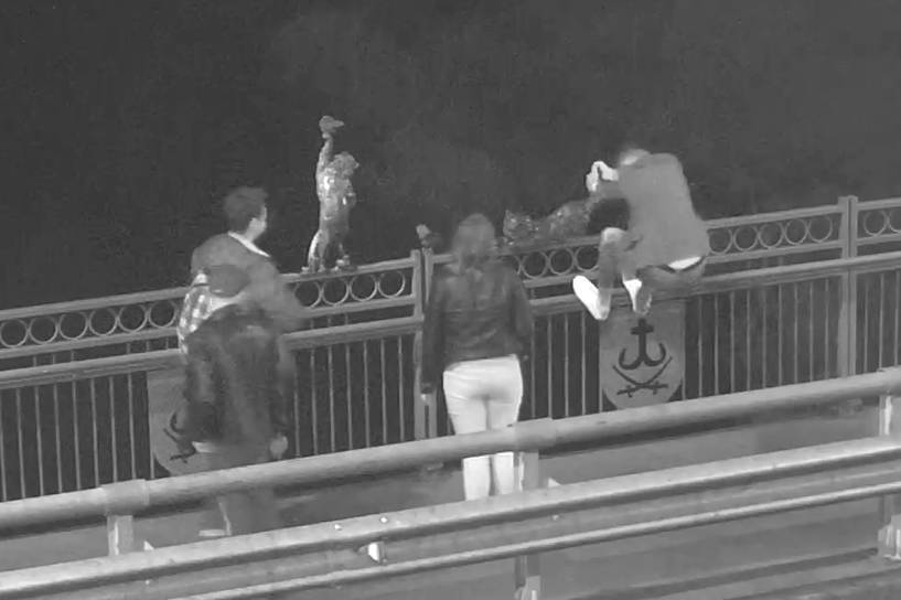 ​Упродовж тижня двічі молоді люди намагались зірвати скульптури на Київському мосту