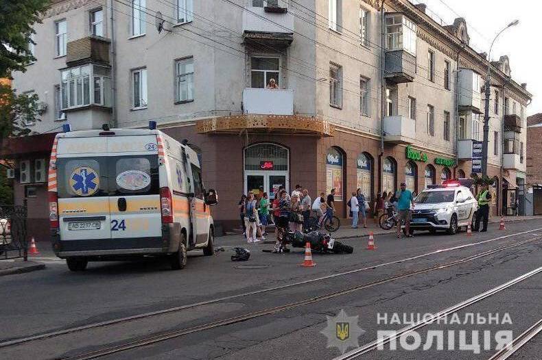 В центрі Вінниці водій "Опеля" збив неповнолітнього мотоцикліста