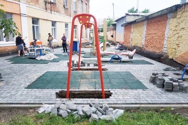 По вулиці Брацлавській будують новий дитячий майданчик