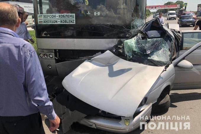 На виїзді з Вінниці зіткнулись пасажирський автобус та легковик